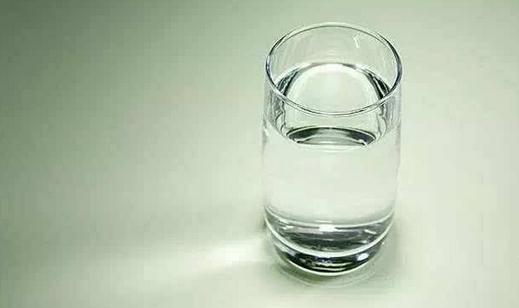 喝水有啥好處？水中加這些食物更健康