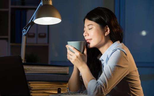 長期熬夜會誘發(fā)這些疾病！