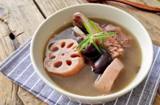 女人經(jīng)期不適的調(diào)節(jié)方法 女人經(jīng)期補(bǔ)血食物推薦