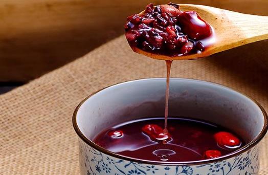 女人經(jīng)期不適的調(diào)節(jié)方法 女人經(jīng)期補(bǔ)血食物推薦