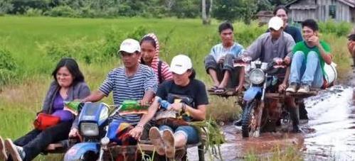 菲律賓將摩托車(chē)改成“土飛機(jī)” 一次能拉八個(gè)游客