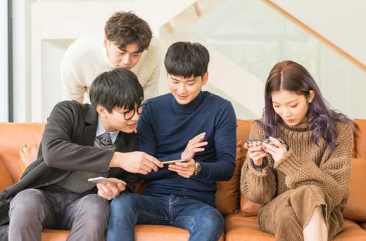 總玩手機脖子痛？手指痛？你可能是得了“手機病”