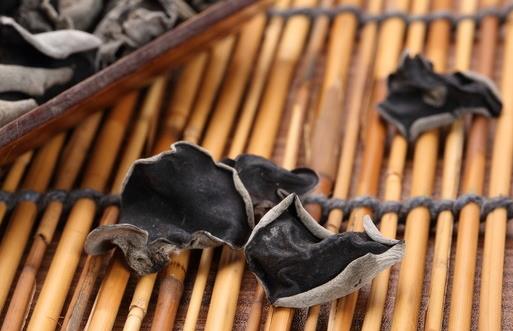 如果你媽也舍不得扔過期食品，那她也許是有科學(xué)依據(jù)的