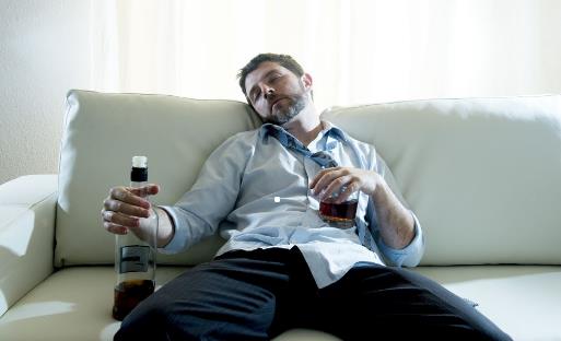 喝酒者，酒后少做4件事！喝酒時(shí)做到“3多、3少”，減少酒