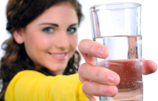 使用飲水機(jī)和電熱水壺喝水，哪種比較健康衛(wèi)生
