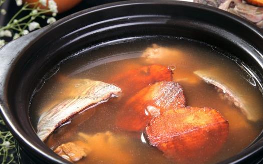 常煲土茯苓草龜湯 可清熱祛濕解毒潤膚