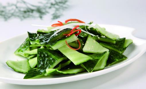 吃黃瓜用削皮嗎？三種蔬菜皮一起涼拌吃，清熱利濕、幫助