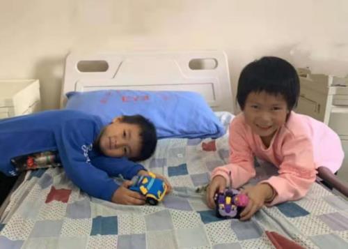 孩子看東西瞇眼、歪頭就是近視？可能是先天性白內障在搞鬼