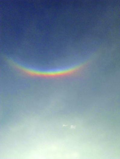 江蘇上海天空3個太陽，南京晴天倒掛微笑彩虹，專家稱不是末日是幻日