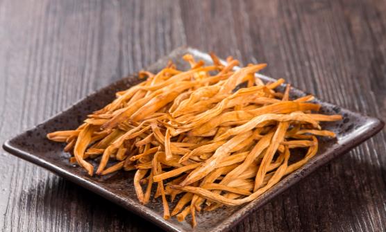 黃花菜被稱為“健腦菜”，好處多，但有禁忌，吃不對或會引起中毒