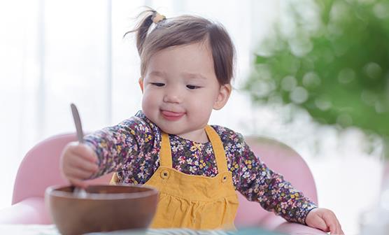 孩子吃飯慢東看西瞧 生活中家長(zhǎng)應(yīng)避免的誤區(qū)