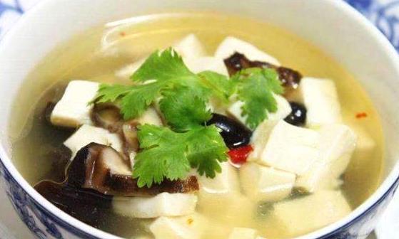 女性容易氣血不足手腳冰冷 推薦八種補(bǔ)氣血的食譜來(lái)調(diào)理