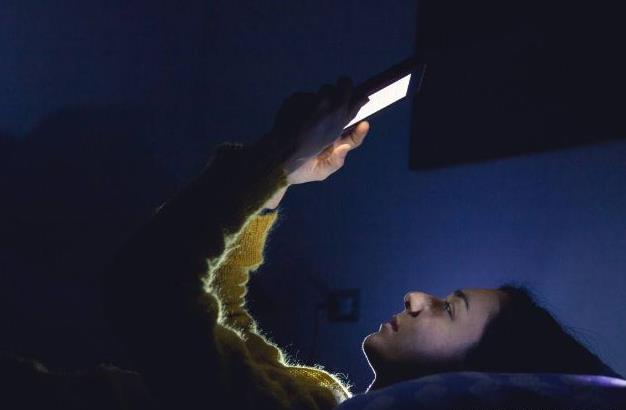 為什么手機是睡眠殺手？習慣性睡前玩手機、長期熬夜玩手機的危害