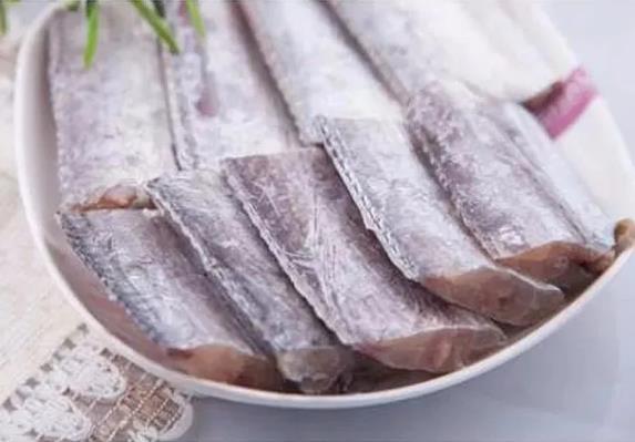 甲醛浸泡過的帶魚一碰熱油就扭曲、炸裂“開花”，千萬別買別吃