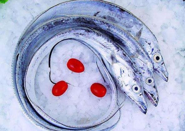 帶魚清洗：解凍、剪去頭部和魚鰭，剪開魚肚切段，掏內臟用水洗凈