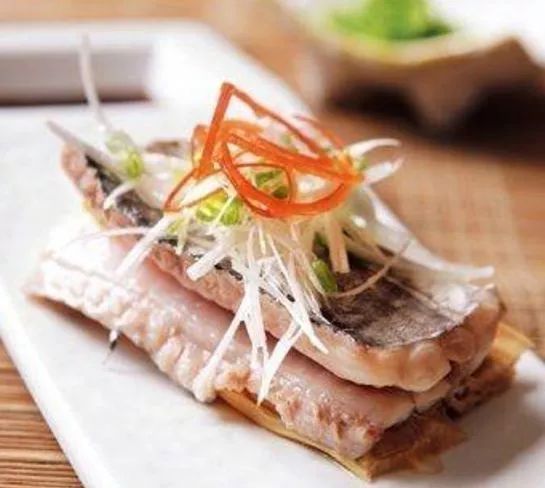 帶魚清洗：解凍、剪去頭部和魚鰭，剪開魚肚切段，掏內臟用水洗凈