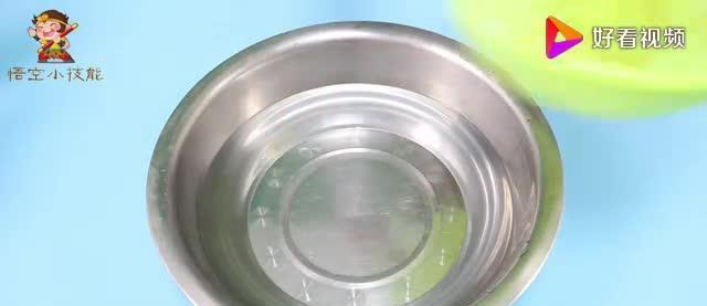 菜籃子縫隙難清洗？倒點白醋和淀粉，菜籃子的油污都洗凈