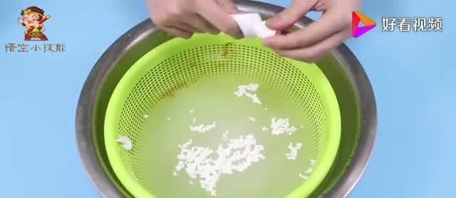 菜籃子縫隙難清洗？倒點白醋和淀粉，菜籃子的油污都洗凈